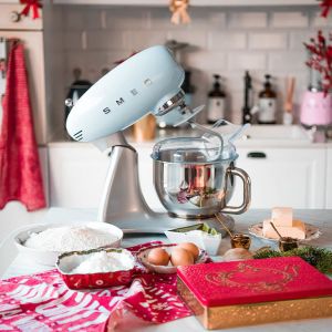 Кухонная машина SMEG SMF02RDEU